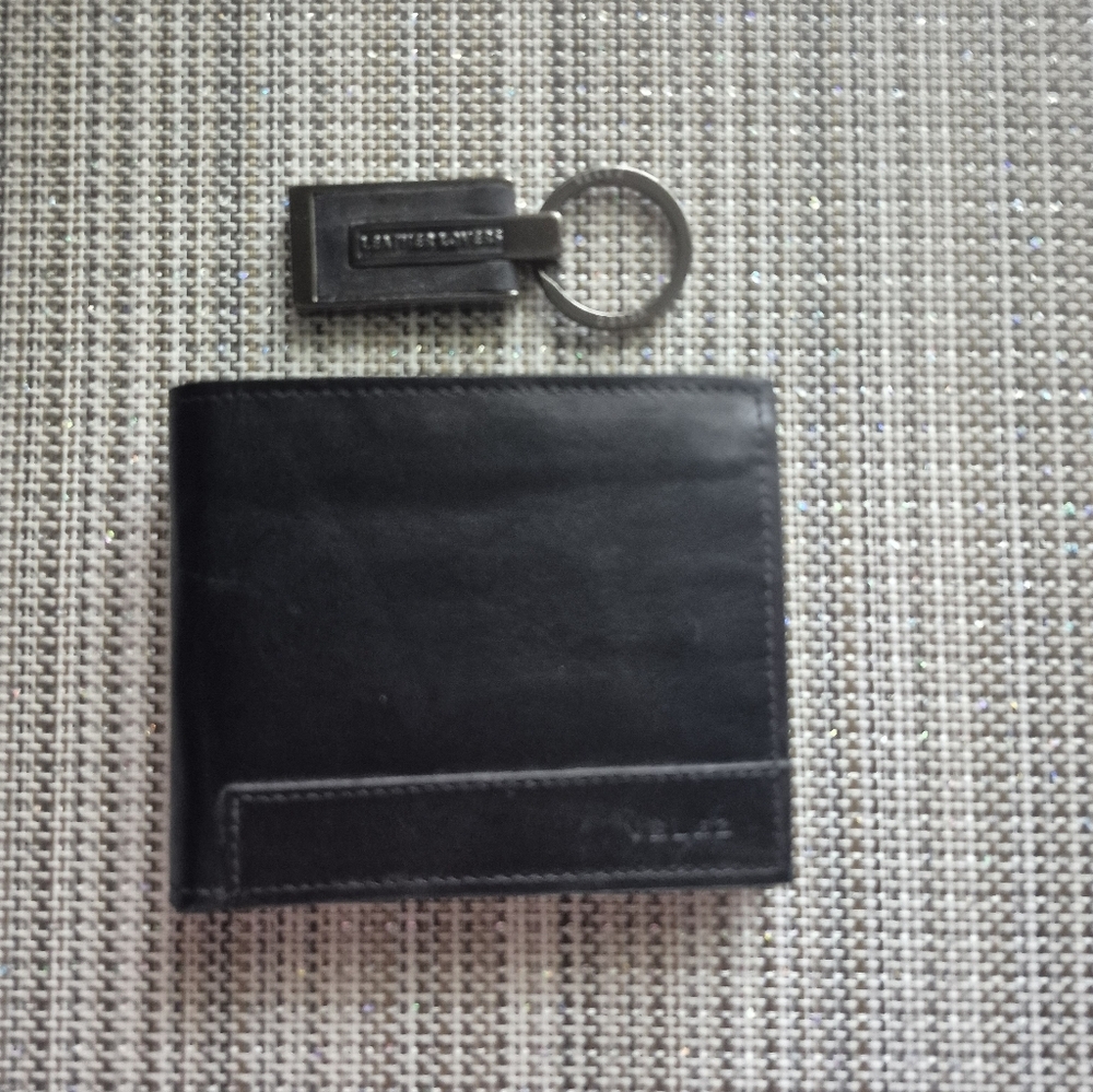 NEW Black Leather Wallet and Keychain Set
